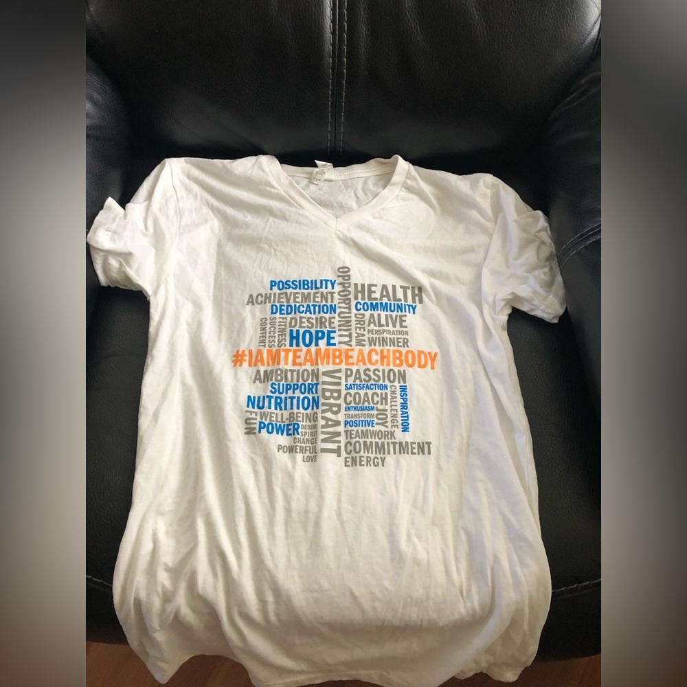 Beachbody Summit t shirt v neck NWOT shirt sleeve tee Small